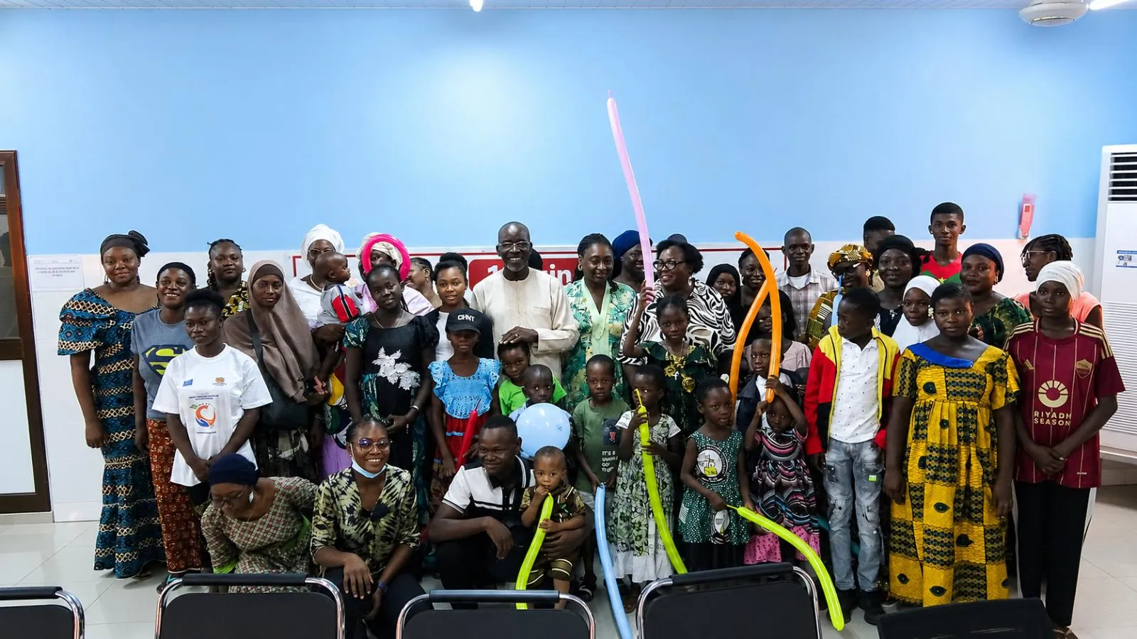 Enfants, familles et soignants réunis lors de la première journée des Amis de Hugues Charnallet à Ouagadougou